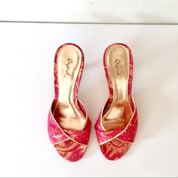 Qupid Shoes - Qupid Red & Gold Kitten Heels. Size 8